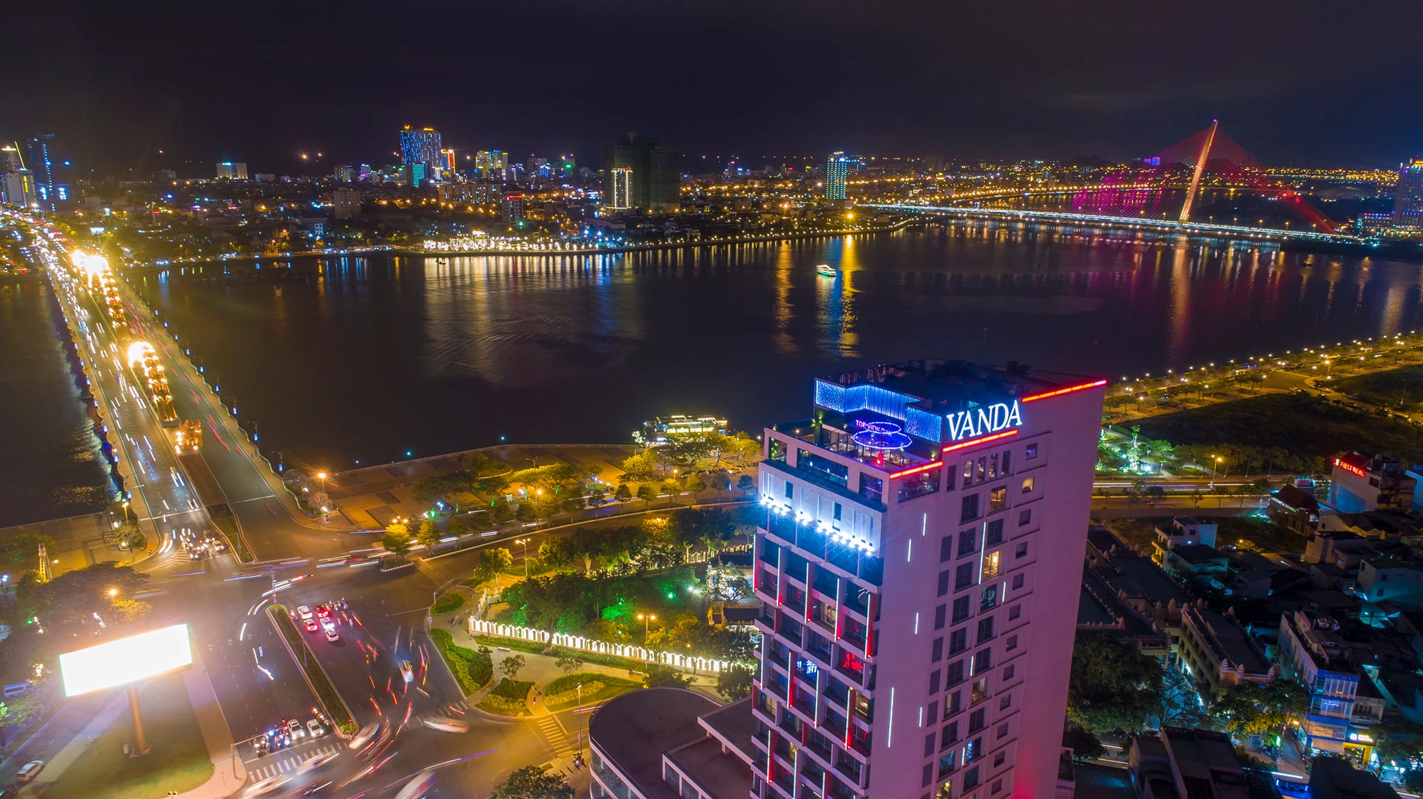 Vanda Hotel Danang at night